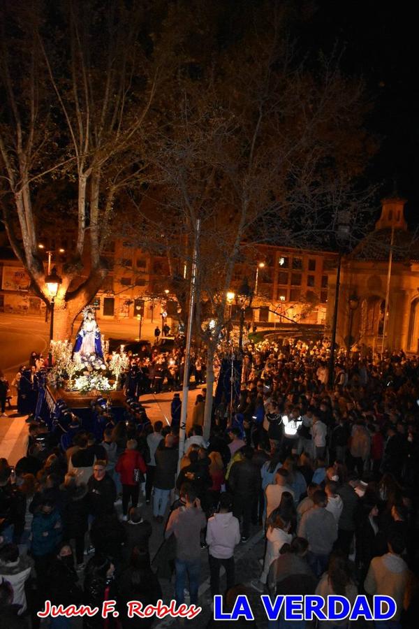 En la noche del Viernes de Dolores, la imagen de Nuestra Señora de los Dolores (azules) salió desde la antigua iglesia de La Compañía para recorrer las calles de «La Carrera», a su paso por la parroquia de El Salvador, el Cristo de los Voluntarios espera en la puerta principal del templo el paso de la procesión; en la ermita de Santa Elena, tuvo lugar el encuentro con Nuestro Padre Jesús (morados), y al llegar a la iglesia de La Concepción, con el Cristo del Prendimiento (colorados). 