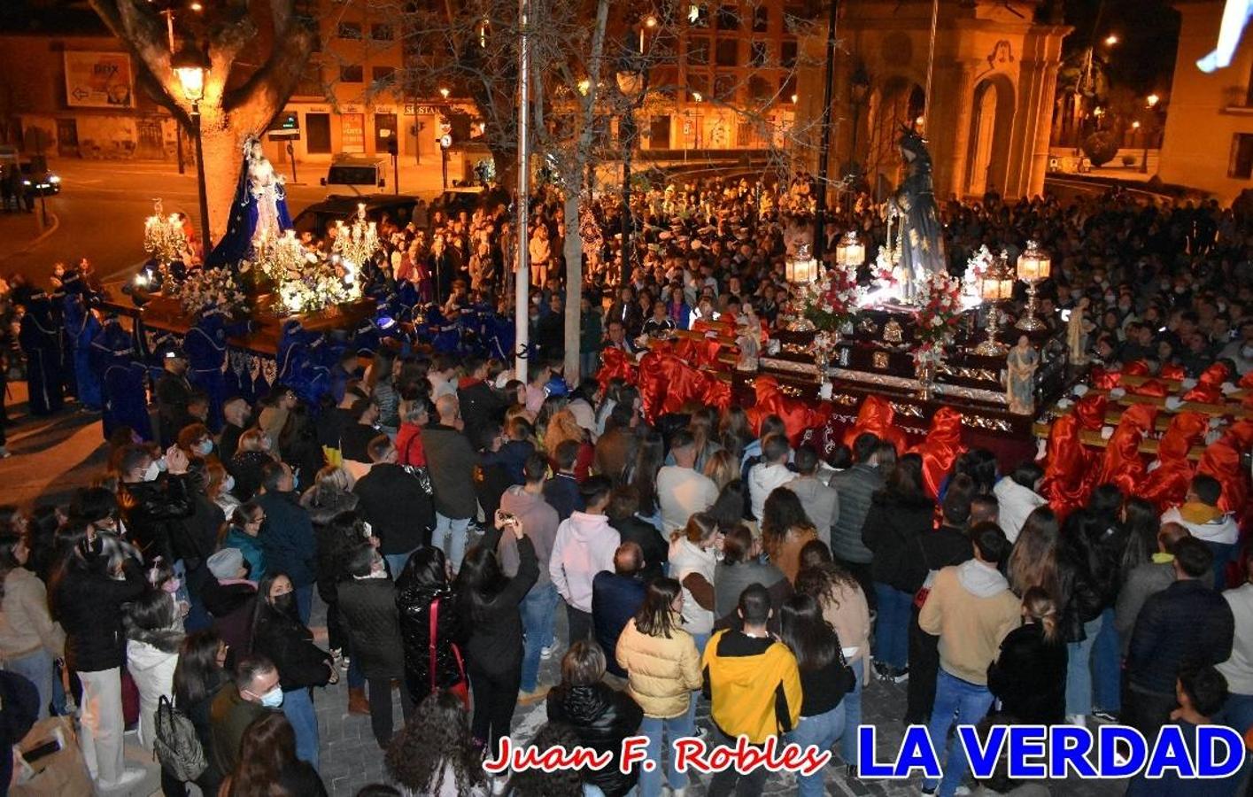 En la noche del Viernes de Dolores, la imagen de Nuestra Señora de los Dolores (azules) salió desde la antigua iglesia de La Compañía para recorrer las calles de «La Carrera», a su paso por la parroquia de El Salvador, el Cristo de los Voluntarios espera en la puerta principal del templo el paso de la procesión; en la ermita de Santa Elena, tuvo lugar el encuentro con Nuestro Padre Jesús (morados), y al llegar a la iglesia de La Concepción, con el Cristo del Prendimiento (colorados). 