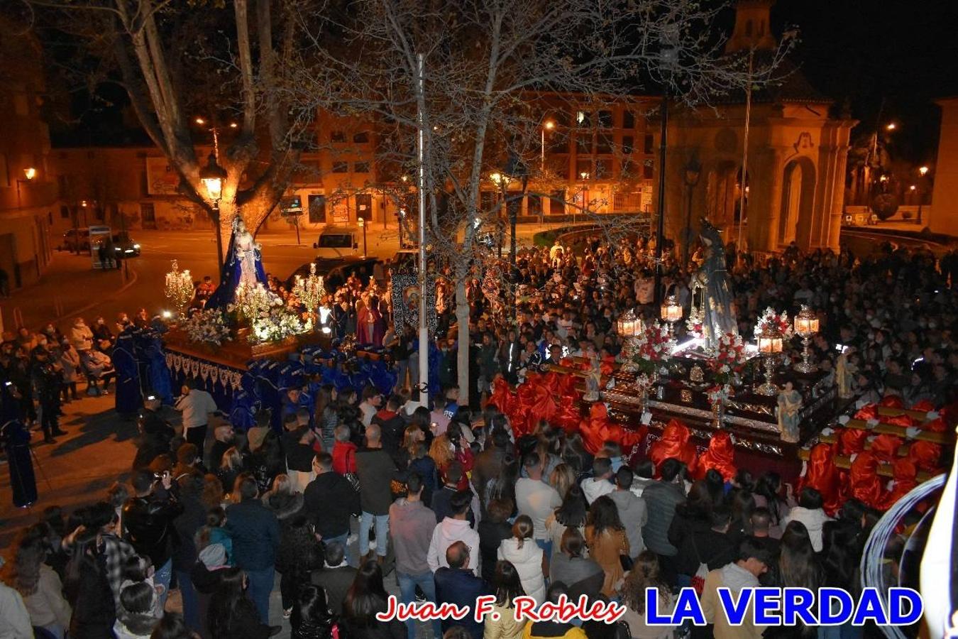 En la noche del Viernes de Dolores, la imagen de Nuestra Señora de los Dolores (azules) salió desde la antigua iglesia de La Compañía para recorrer las calles de «La Carrera», a su paso por la parroquia de El Salvador, el Cristo de los Voluntarios espera en la puerta principal del templo el paso de la procesión; en la ermita de Santa Elena, tuvo lugar el encuentro con Nuestro Padre Jesús (morados), y al llegar a la iglesia de La Concepción, con el Cristo del Prendimiento (colorados). 