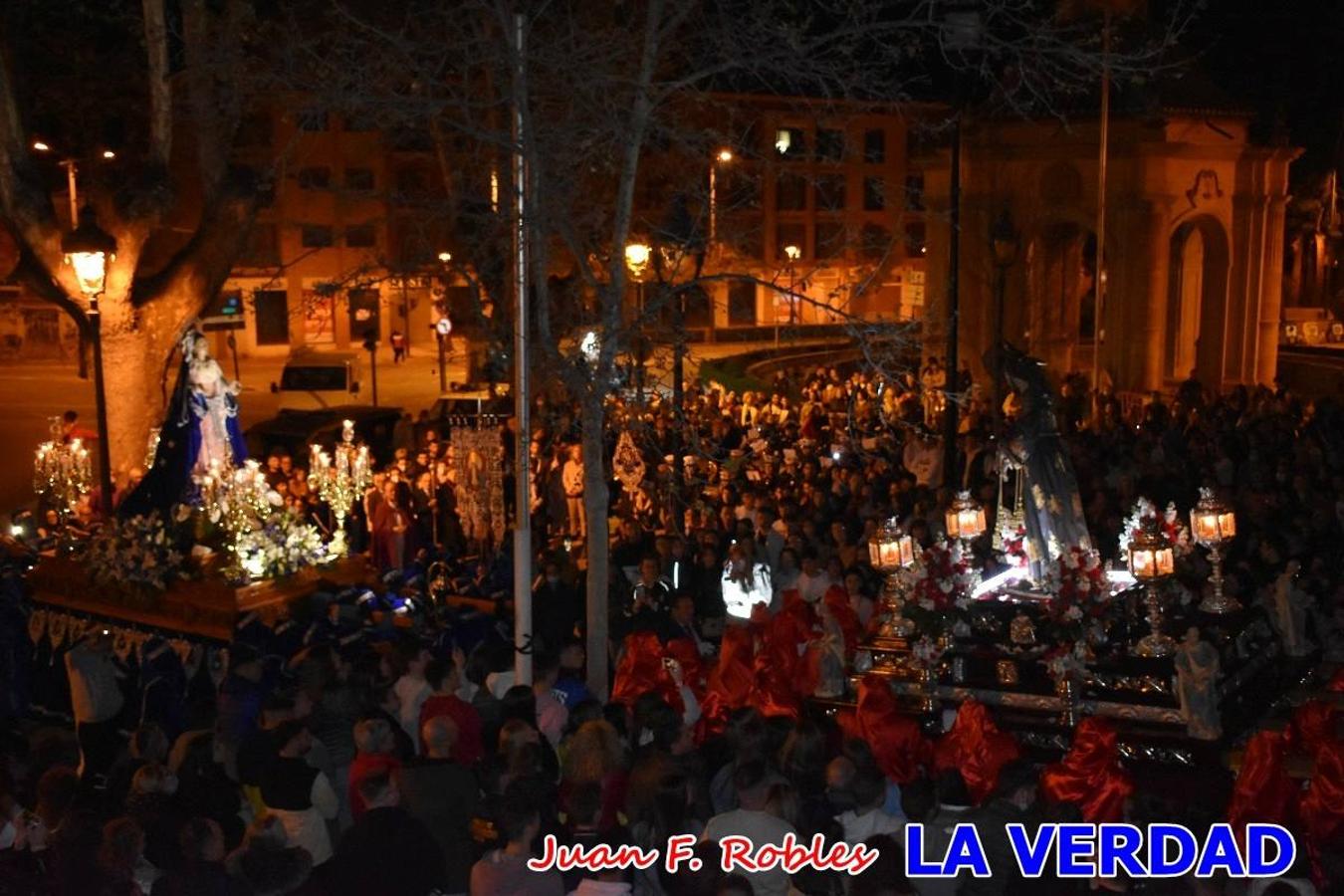 En la noche del Viernes de Dolores, la imagen de Nuestra Señora de los Dolores (azules) salió desde la antigua iglesia de La Compañía para recorrer las calles de «La Carrera», a su paso por la parroquia de El Salvador, el Cristo de los Voluntarios espera en la puerta principal del templo el paso de la procesión; en la ermita de Santa Elena, tuvo lugar el encuentro con Nuestro Padre Jesús (morados), y al llegar a la iglesia de La Concepción, con el Cristo del Prendimiento (colorados). 