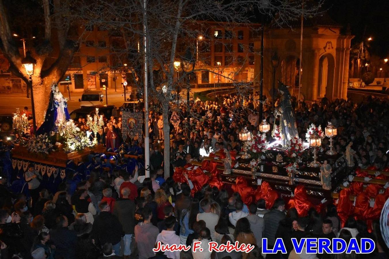 En la noche del Viernes de Dolores, la imagen de Nuestra Señora de los Dolores (azules) salió desde la antigua iglesia de La Compañía para recorrer las calles de «La Carrera», a su paso por la parroquia de El Salvador, el Cristo de los Voluntarios espera en la puerta principal del templo el paso de la procesión; en la ermita de Santa Elena, tuvo lugar el encuentro con Nuestro Padre Jesús (morados), y al llegar a la iglesia de La Concepción, con el Cristo del Prendimiento (colorados). 