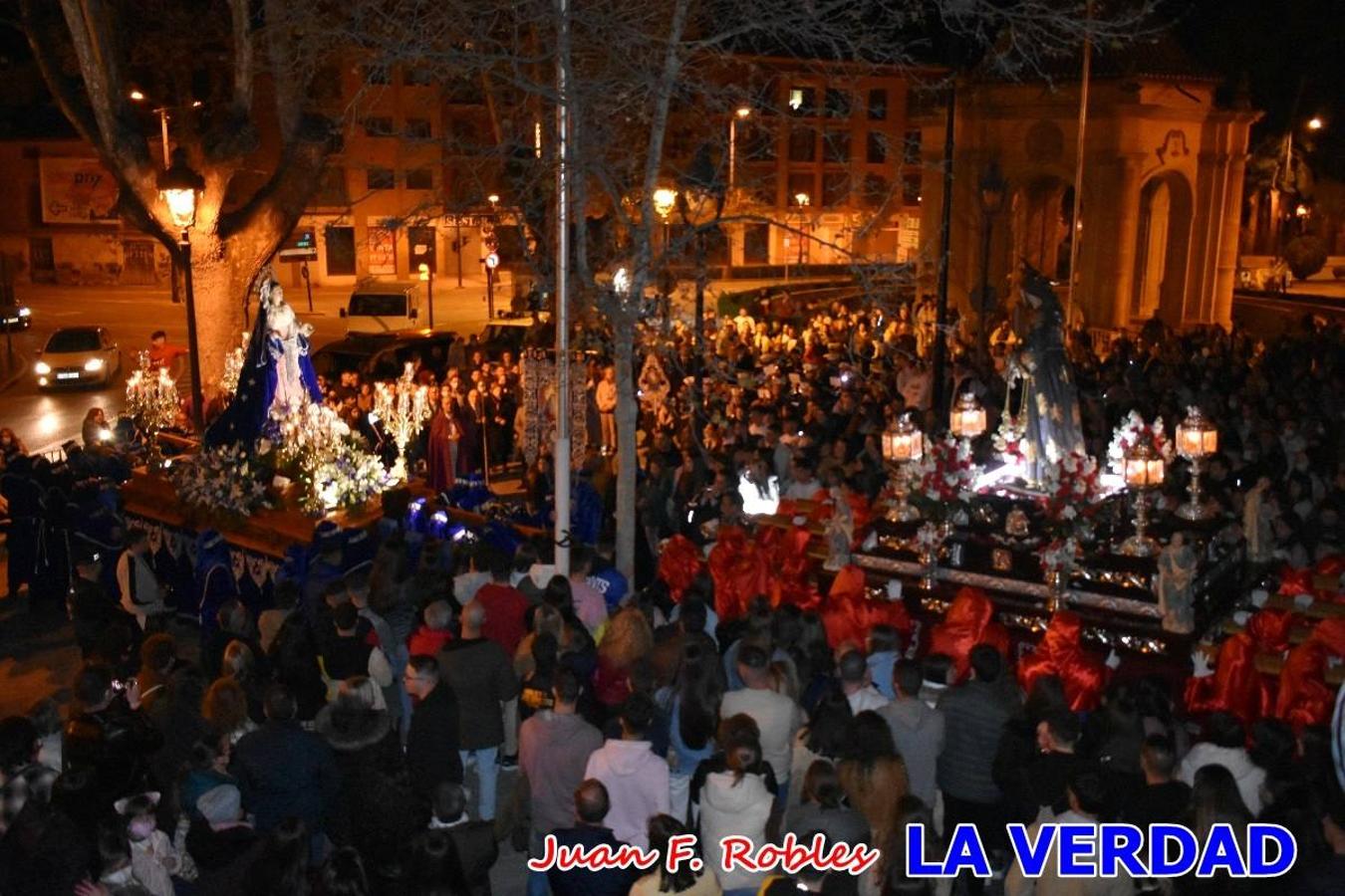 En la noche del Viernes de Dolores, la imagen de Nuestra Señora de los Dolores (azules) salió desde la antigua iglesia de La Compañía para recorrer las calles de «La Carrera», a su paso por la parroquia de El Salvador, el Cristo de los Voluntarios espera en la puerta principal del templo el paso de la procesión; en la ermita de Santa Elena, tuvo lugar el encuentro con Nuestro Padre Jesús (morados), y al llegar a la iglesia de La Concepción, con el Cristo del Prendimiento (colorados). 