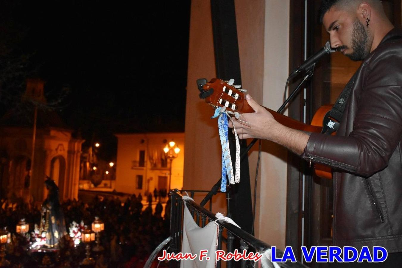 En la noche del Viernes de Dolores, la imagen de Nuestra Señora de los Dolores (azules) salió desde la antigua iglesia de La Compañía para recorrer las calles de «La Carrera», a su paso por la parroquia de El Salvador, el Cristo de los Voluntarios espera en la puerta principal del templo el paso de la procesión; en la ermita de Santa Elena, tuvo lugar el encuentro con Nuestro Padre Jesús (morados), y al llegar a la iglesia de La Concepción, con el Cristo del Prendimiento (colorados). 