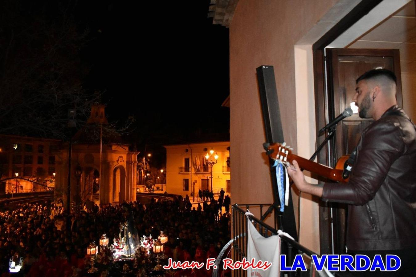 En la noche del Viernes de Dolores, la imagen de Nuestra Señora de los Dolores (azules) salió desde la antigua iglesia de La Compañía para recorrer las calles de «La Carrera», a su paso por la parroquia de El Salvador, el Cristo de los Voluntarios espera en la puerta principal del templo el paso de la procesión; en la ermita de Santa Elena, tuvo lugar el encuentro con Nuestro Padre Jesús (morados), y al llegar a la iglesia de La Concepción, con el Cristo del Prendimiento (colorados). 