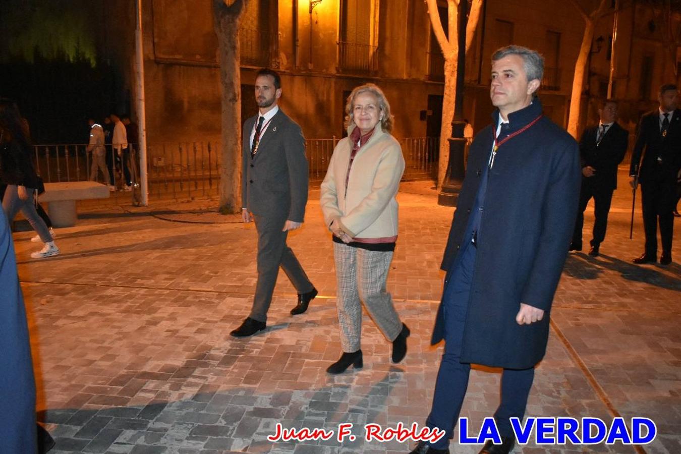 En la noche del Viernes de Dolores, la imagen de Nuestra Señora de los Dolores (azules) salió desde la antigua iglesia de La Compañía para recorrer las calles de «La Carrera», a su paso por la parroquia de El Salvador, el Cristo de los Voluntarios espera en la puerta principal del templo el paso de la procesión; en la ermita de Santa Elena, tuvo lugar el encuentro con Nuestro Padre Jesús (morados), y al llegar a la iglesia de La Concepción, con el Cristo del Prendimiento (colorados). 