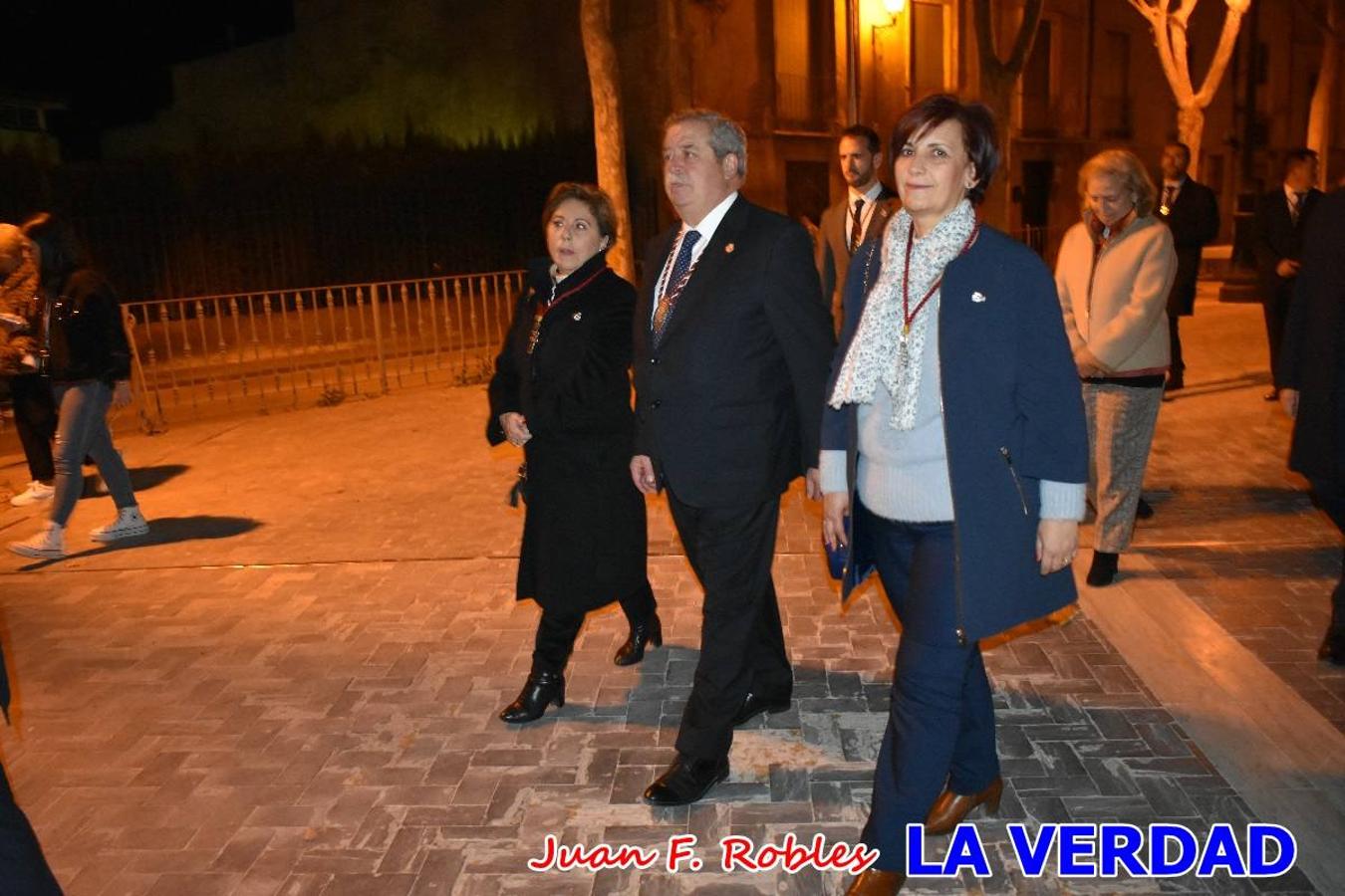 En la noche del Viernes de Dolores, la imagen de Nuestra Señora de los Dolores (azules) salió desde la antigua iglesia de La Compañía para recorrer las calles de «La Carrera», a su paso por la parroquia de El Salvador, el Cristo de los Voluntarios espera en la puerta principal del templo el paso de la procesión; en la ermita de Santa Elena, tuvo lugar el encuentro con Nuestro Padre Jesús (morados), y al llegar a la iglesia de La Concepción, con el Cristo del Prendimiento (colorados). 