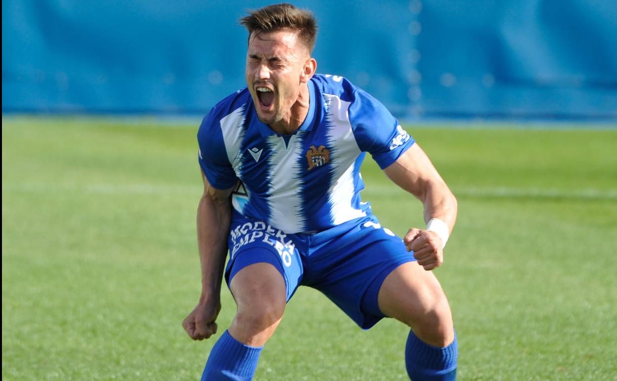 Chumbi celebra su tanto, el segundo del Águilas. 