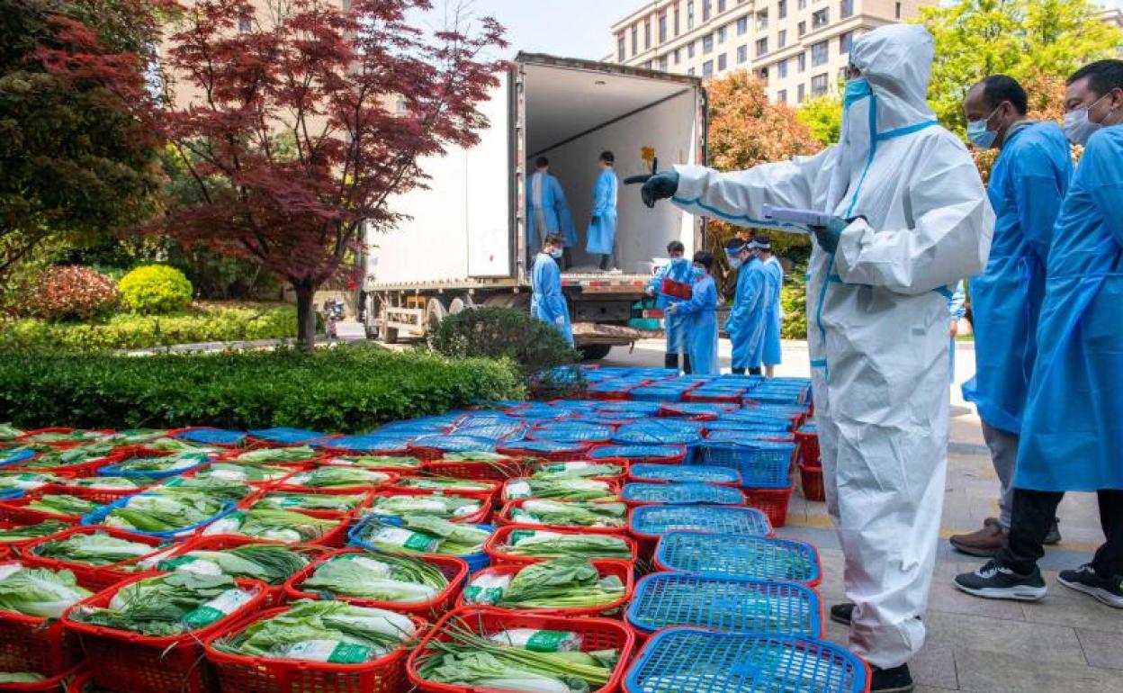 Reparto de comida en un barrio de Shanghái.