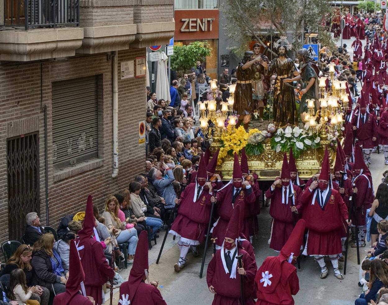 El trono del Prendimiento, a hombros de sus estantes, a su paso por la calle Jara Carrillo, abarrotada de público. 