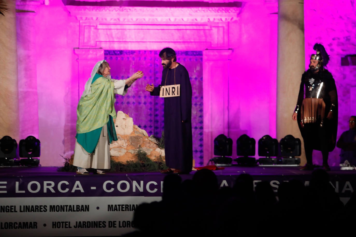Fotos: Las imágenes del vía crucis del Lunes Santo en Lorca