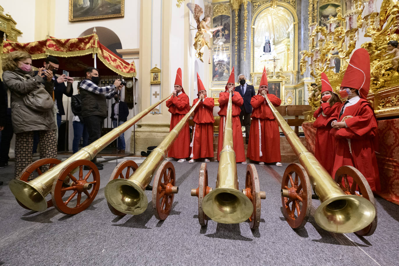 Fotos: La lluvia obliga a los &#039;coloraos&#039; a suspender la procesión del Miércoles Santo en Murcia