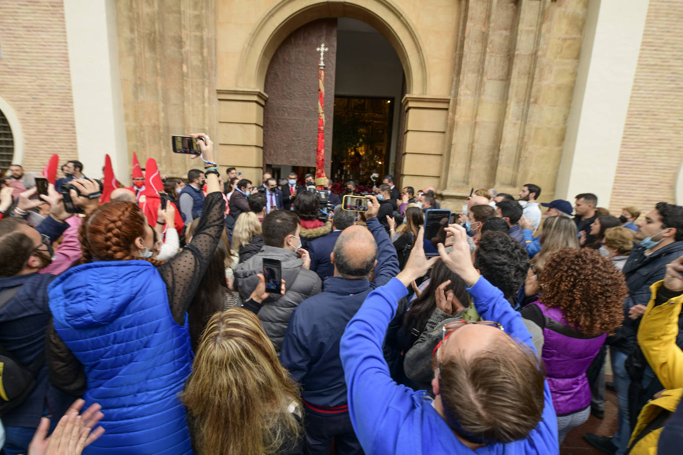 Fotos: La lluvia obliga a los &#039;coloraos&#039; a suspender la procesión del Miércoles Santo en Murcia