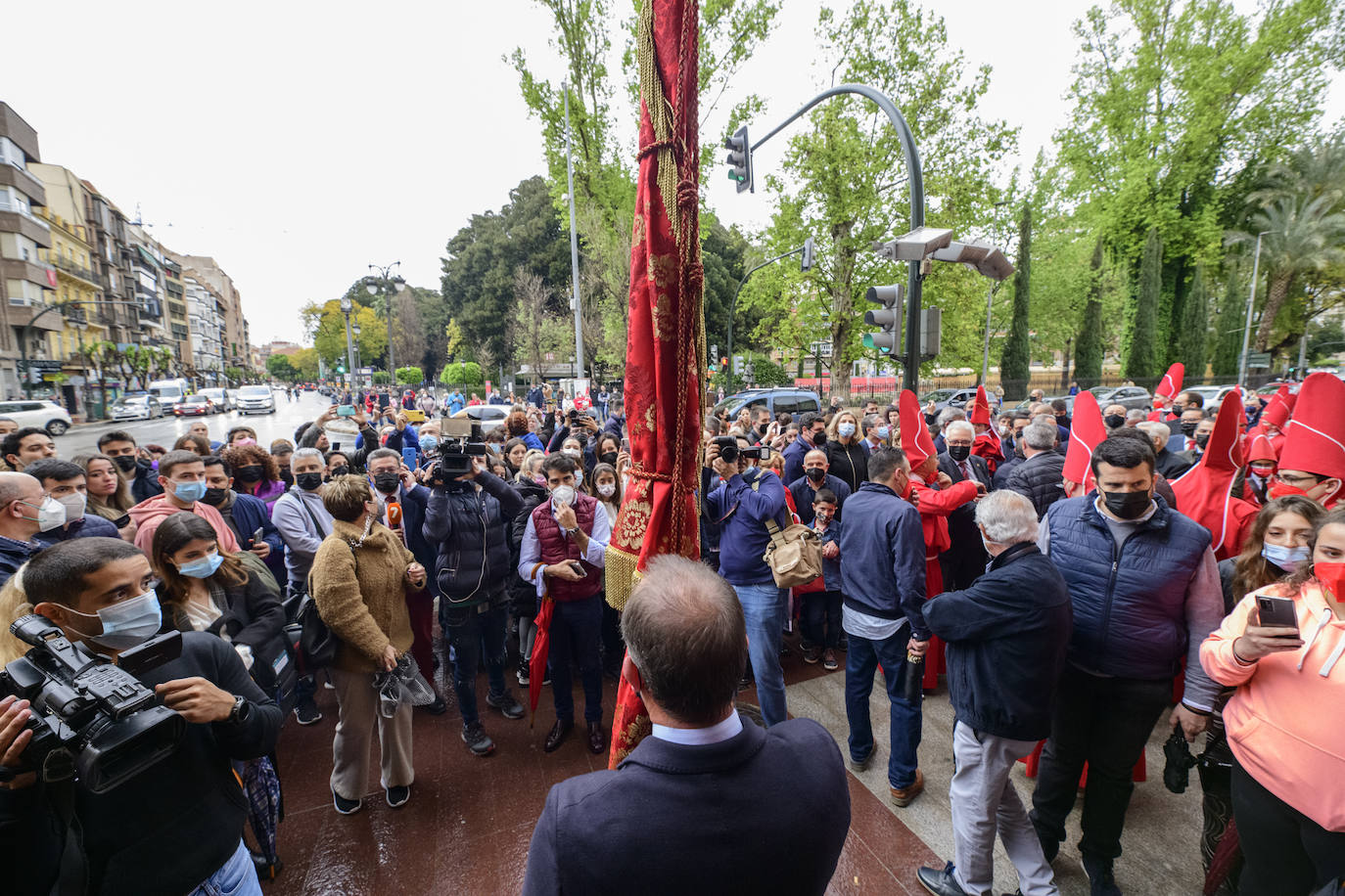 Fotos: La lluvia obliga a los &#039;coloraos&#039; a suspender la procesión del Miércoles Santo en Murcia