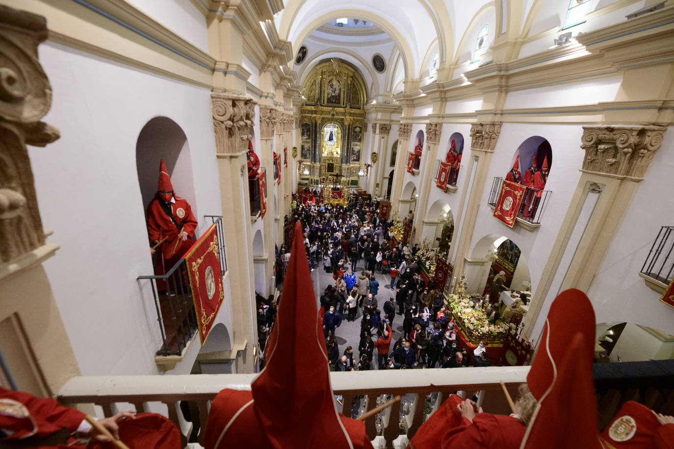 Fotos: La lluvia obliga a los &#039;coloraos&#039; a suspender la procesión del Miércoles Santo en Murcia