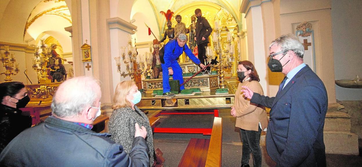 Montaje de los tronos que deben recorrer hoy las calles de Murcia durante el cortejo 'colorao'; en la imagen, el paso del Pretorio con el popular 'Berrugo'. 