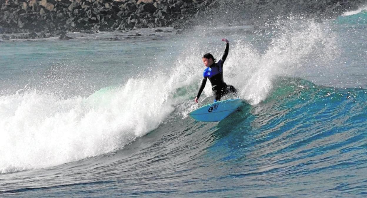 El joven murciano de 11 años Mario Alcaraz, en acción en una prueba del Circuito Nacional de surf. 