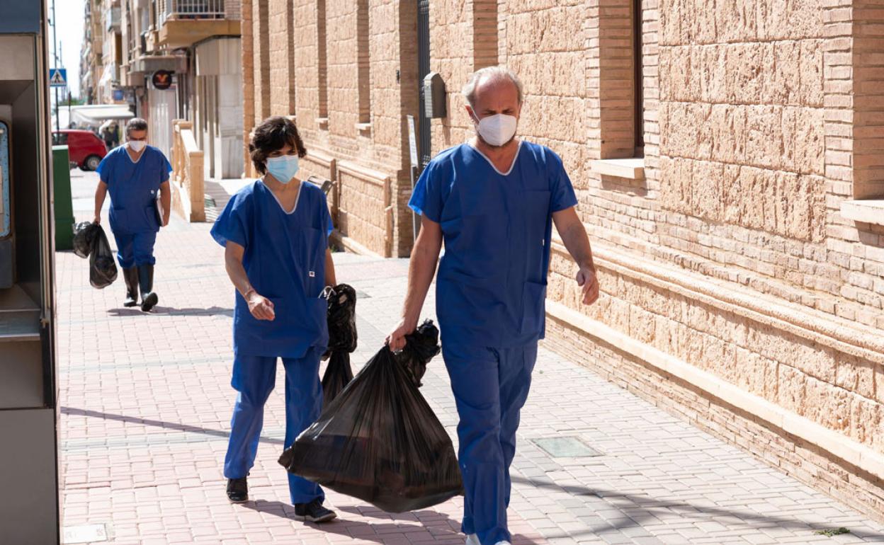 Abel Novoa (d) llega con parte de su equipo a una residencia de mayores de Águilas en la que se produjo un brote de Covid, en 2020. 