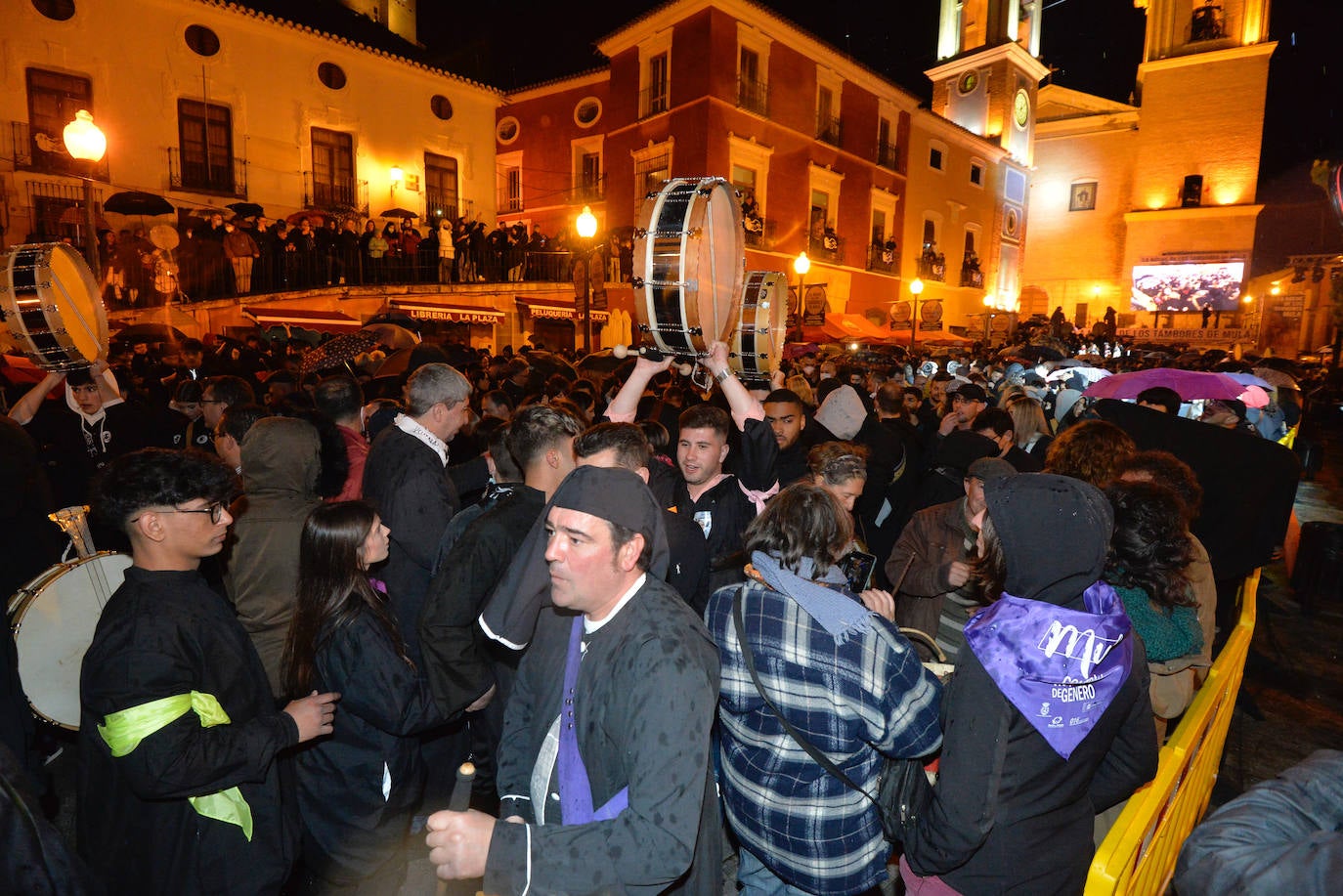Fotos: La tamborada puede con la lluvia en Mula