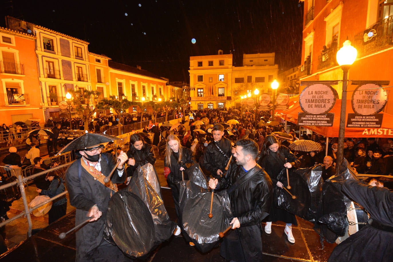 Fotos: La tamborada puede con la lluvia en Mula