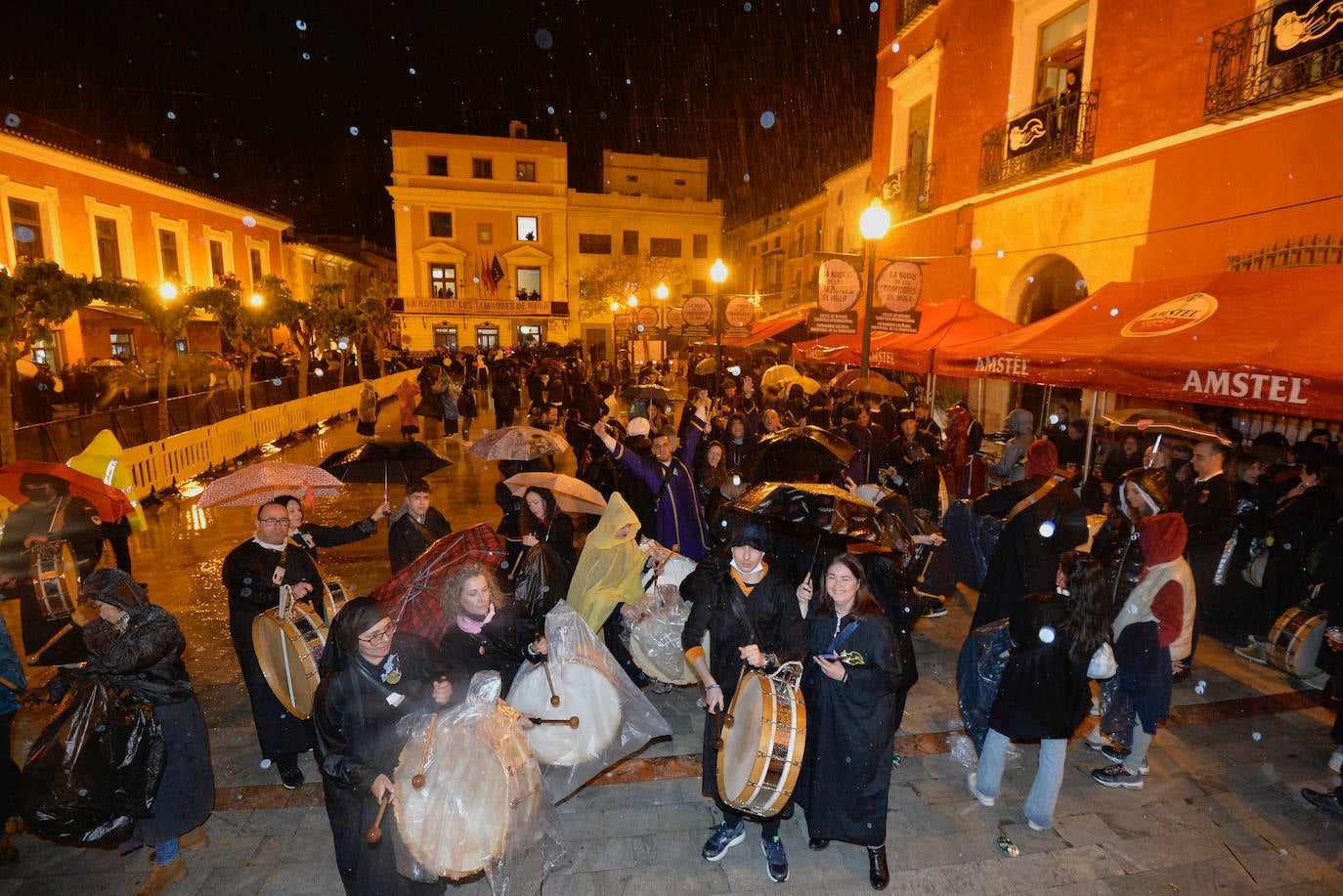 Fotos: La tamborada puede con la lluvia en Mula