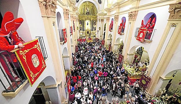 Las puertas de la iglesia del Carmen se abrieron ayer para que los vecinos pudieran contemplar el inmenso patrimonio que atesora la cofradía; los murcianos no fallaron y arroparon a una familia 'colorá' con la vista puesta en 2023. 