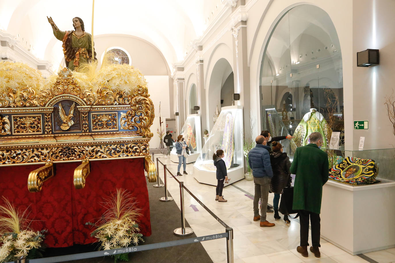 Fotos: Cofrades blancos y azules exponen sus bordados en Lorca