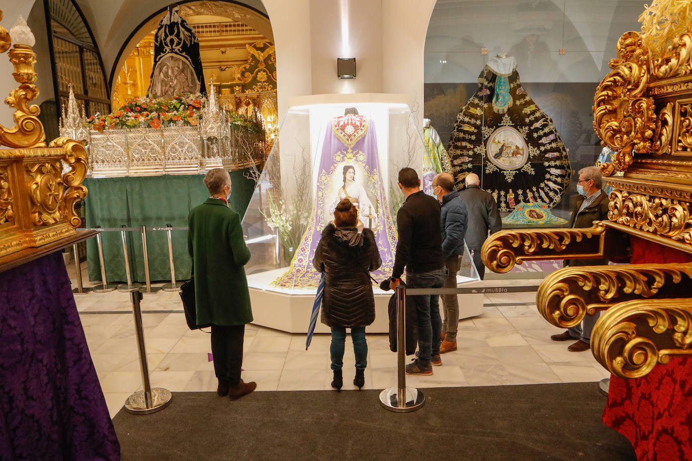 Fotos: Cofrades blancos y azules exponen sus bordados en Lorca
