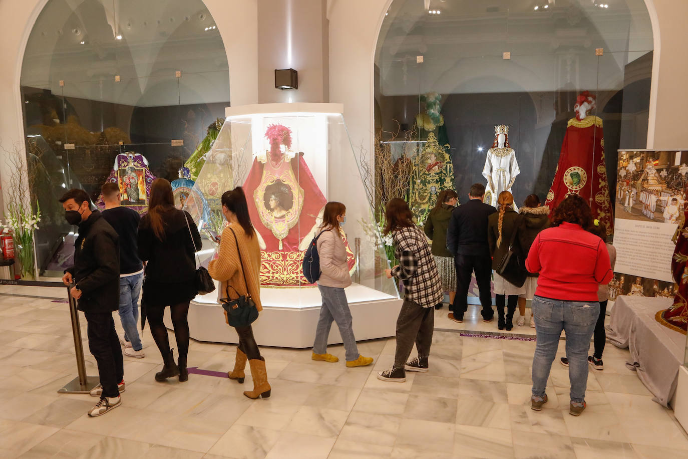 Fotos: Cofrades blancos y azules exponen sus bordados en Lorca