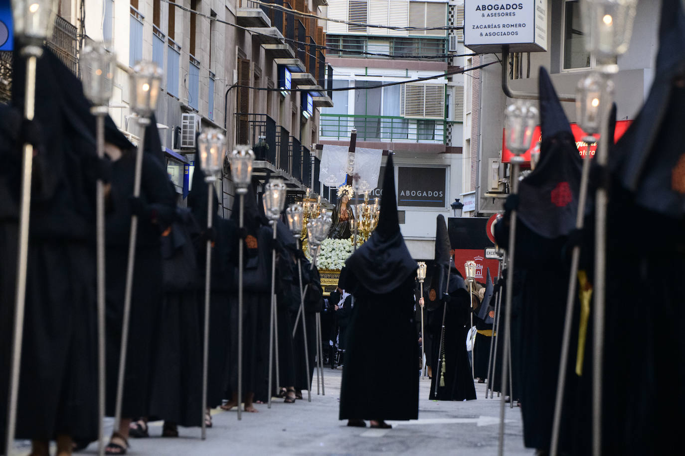 Fotos: Las cofradías de Servitas, el Santo Sepulcro y la Misericordia cierra el Viernes Santo