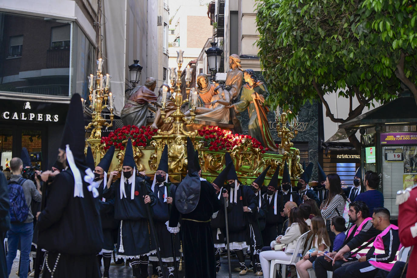 Fotos: Las cofradías de Servitas, el Santo Sepulcro y la Misericordia cierra el Viernes Santo