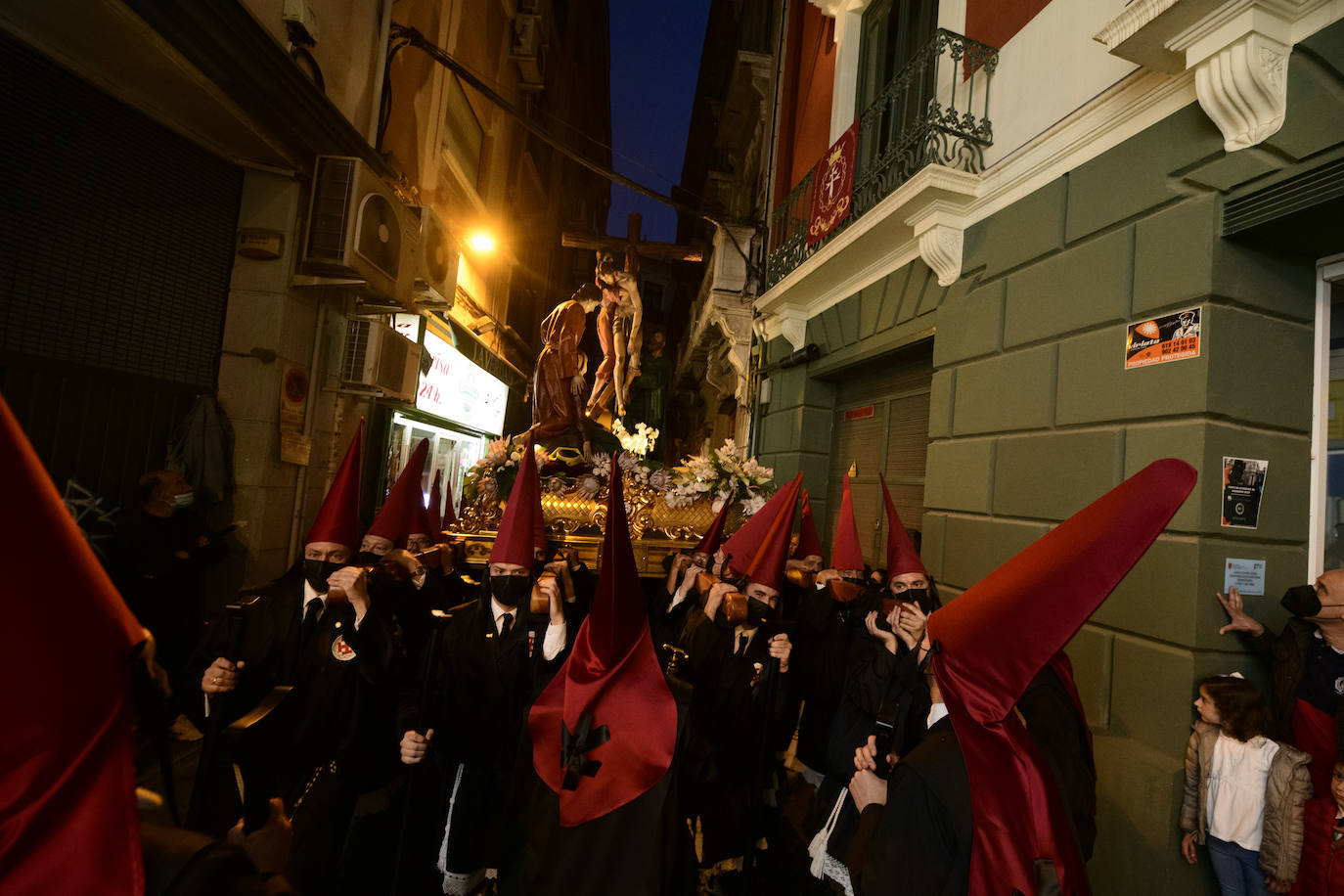 Fotos: Las cofradías de Servitas, el Santo Sepulcro y la Misericordia cierra el Viernes Santo