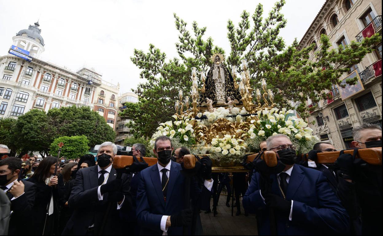 La Soledad de la cofradía 'colorá', en su desfile de ayer. 