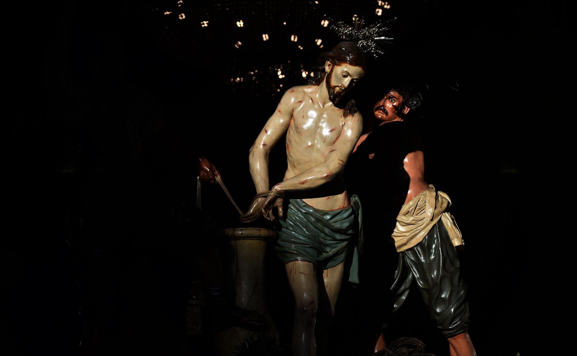 El paso de Los Azotes, del escultor Salzillo, sale del interior de la iglesia Privativa de Jesús, en una imagen de archivo. 