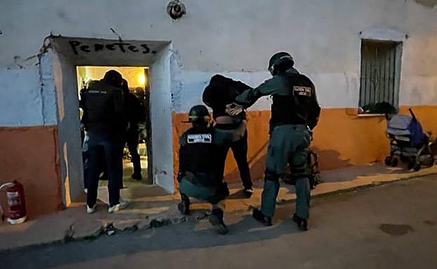 Entrada de los agentes al inmueble donde se producía la actividad delictiva.