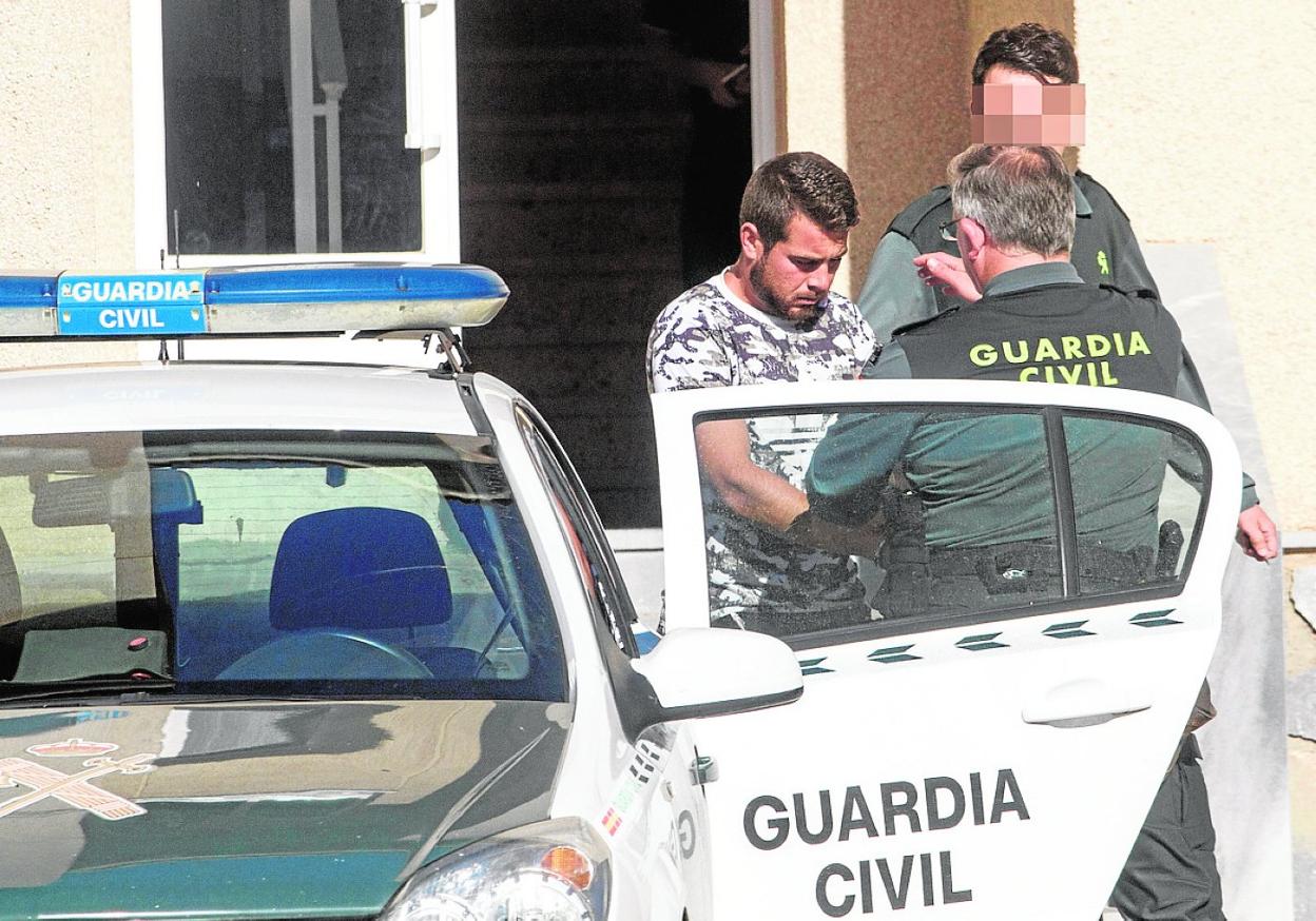 El sospechoso del homicidio imprudente abandona el cuartel en una fotografía de archivo. 