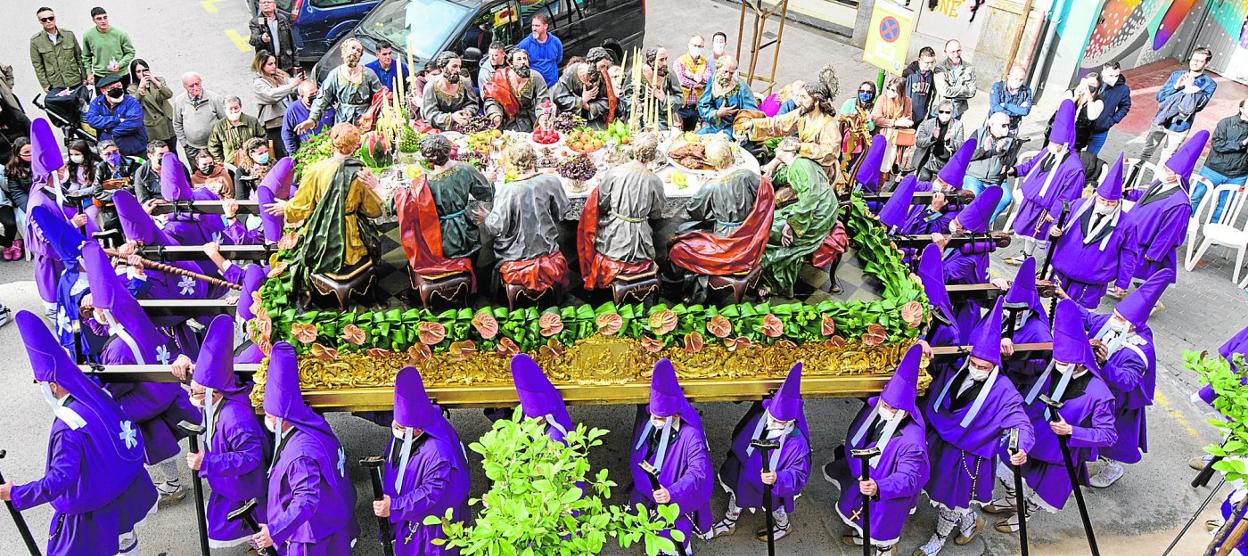 El espléndido paso de La Cena, con su mesa cuajada de manjares naturales.