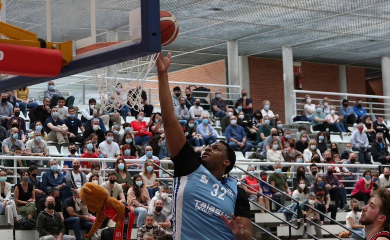 Andre Berry, el mejor jugador del Cebé, anota bajo el aro en el partido de este domingo en Navarra. 