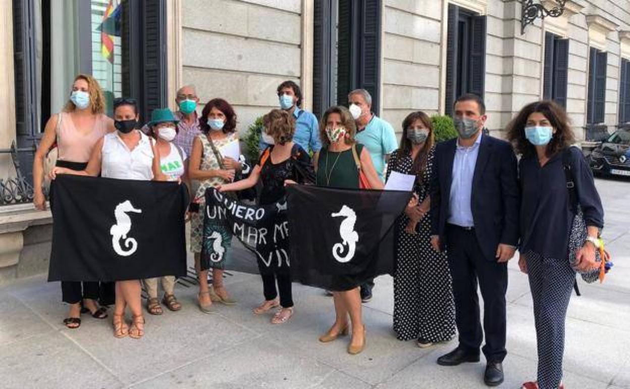 La ministra Teresa Ribera, en el centro, el pasado 29 de julio de 2020 en la puerta del Congreso, con Teresa Vicente y otros promotores de la ILP y parlamentarios del PSOE.