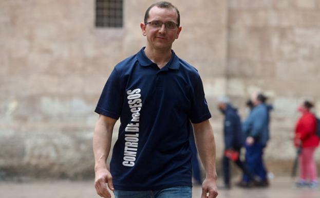 Joaquín Martínez, con la camiseta de la empresa que ha fundado.