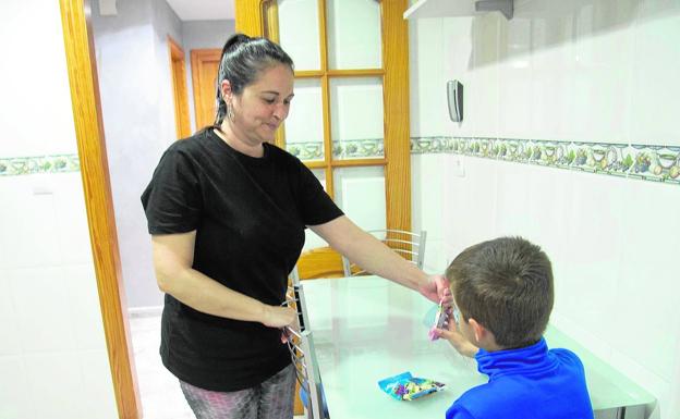 Susana, con su hijo menor, en su casa de Cartagena.