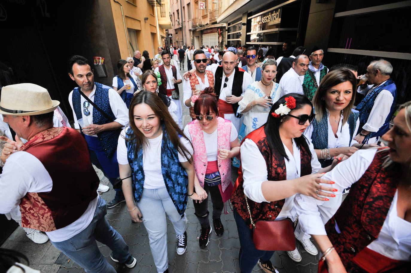 Decenas de personas, en la calle, este martes en el Bando de la Huerta. 