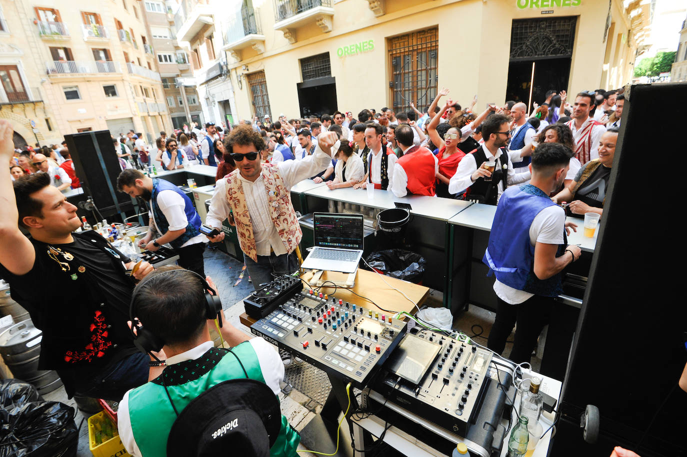 Decenas de personas, en la calle, este martes en el Bando de la Huerta. 