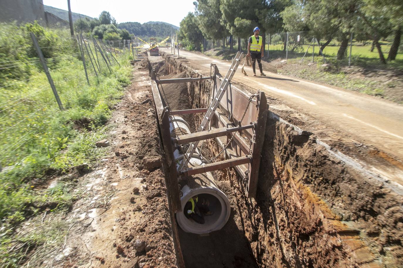 Fotos: Comunidad y Adif frenan en el Llano del Beal la eliminación de los vertidos mineros