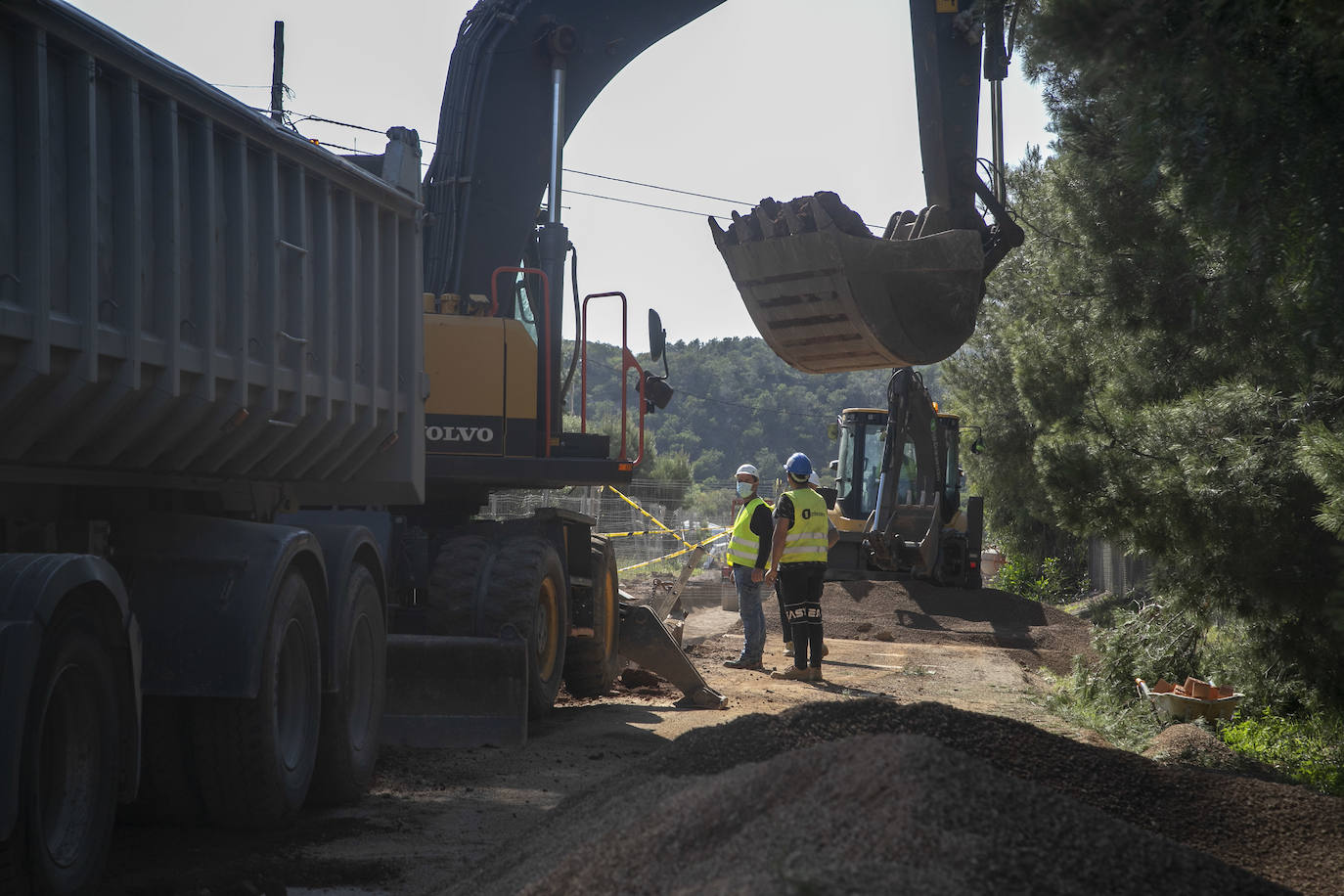 Fotos: Comunidad y Adif frenan en el Llano del Beal la eliminación de los vertidos mineros