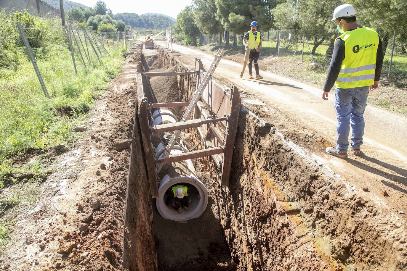 Fotos: Comunidad y Adif frenan en el Llano del Beal la eliminación de los vertidos mineros
