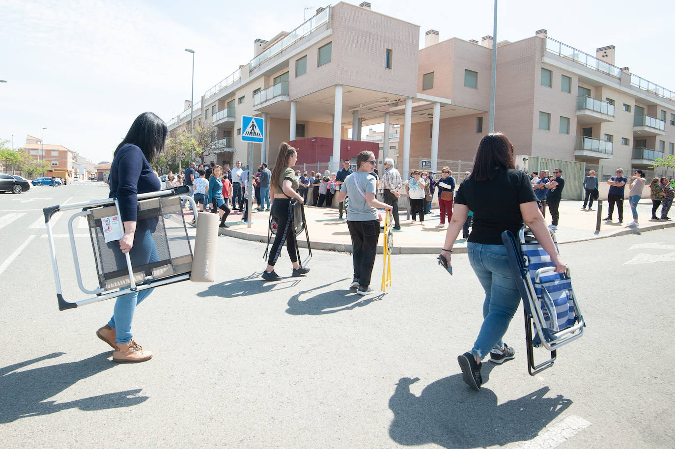 Fotos: Vecinos de Sangonera vigilan un edificio abandonado para evitar que lo okupen