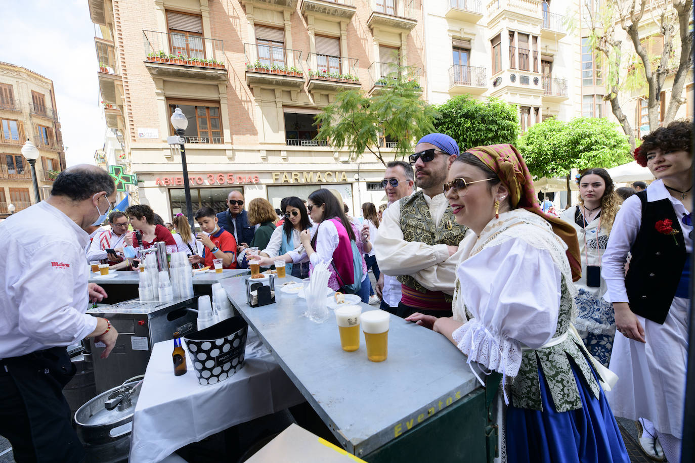 Decenas de personas, en la calle, este martes en el Bando de la Huerta. 