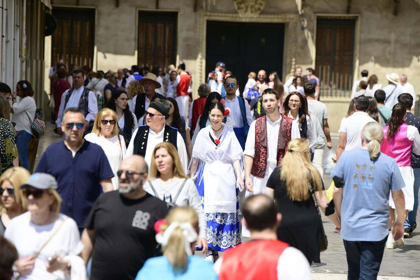 Decenas de personas, en la calle, este martes en el Bando de la Huerta. 