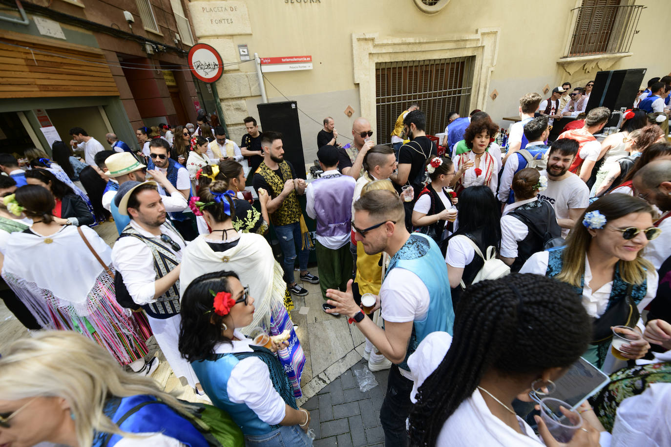 Decenas de personas, en la calle, este martes en el Bando de la Huerta. 