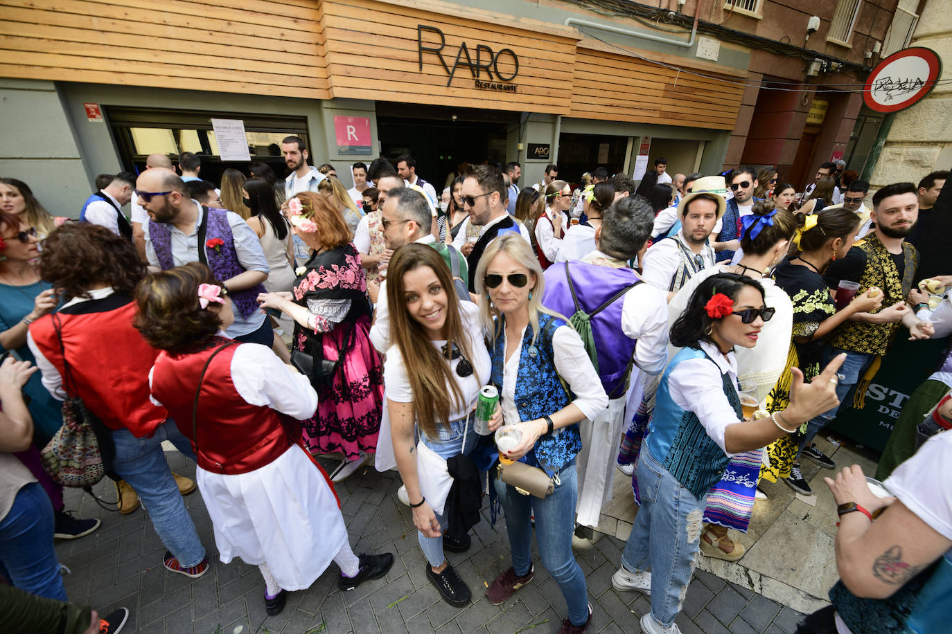 Decenas de personas, en la calle, este martes en el Bando de la Huerta. 